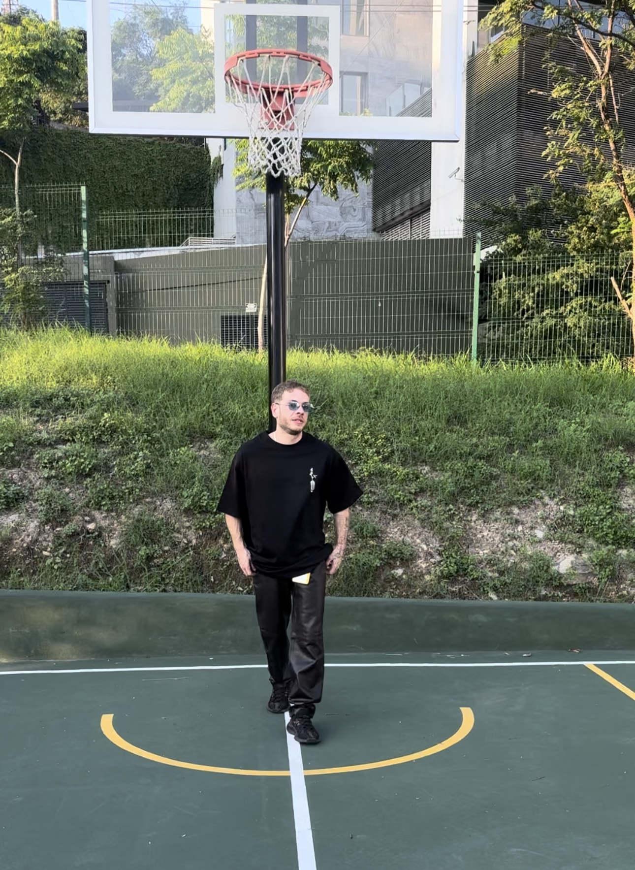 Arty oversized t-shirt in black.